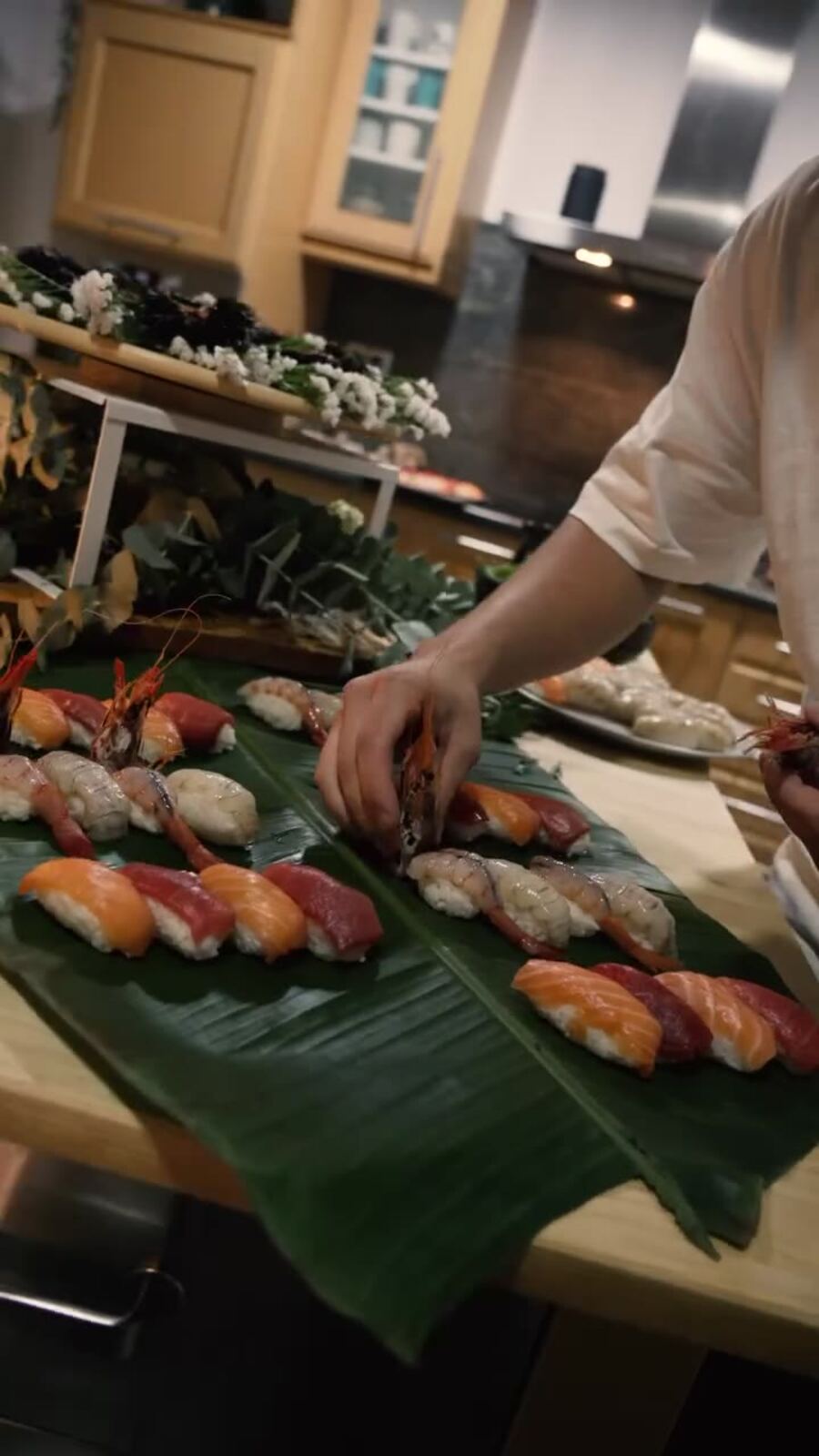 Sushi sobre hoja de plátano